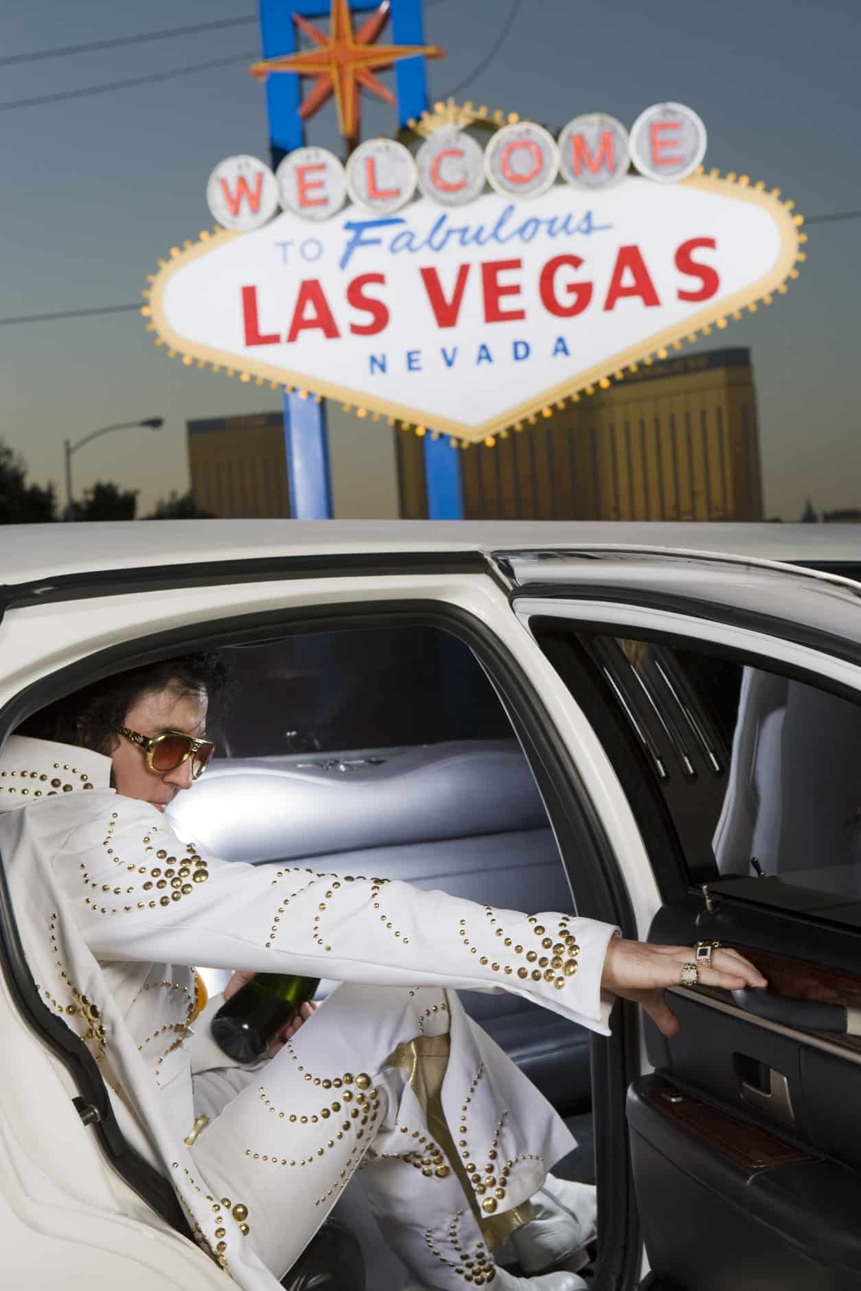 Elvis Imitator steigt in Las Vegas aus einer Limousine