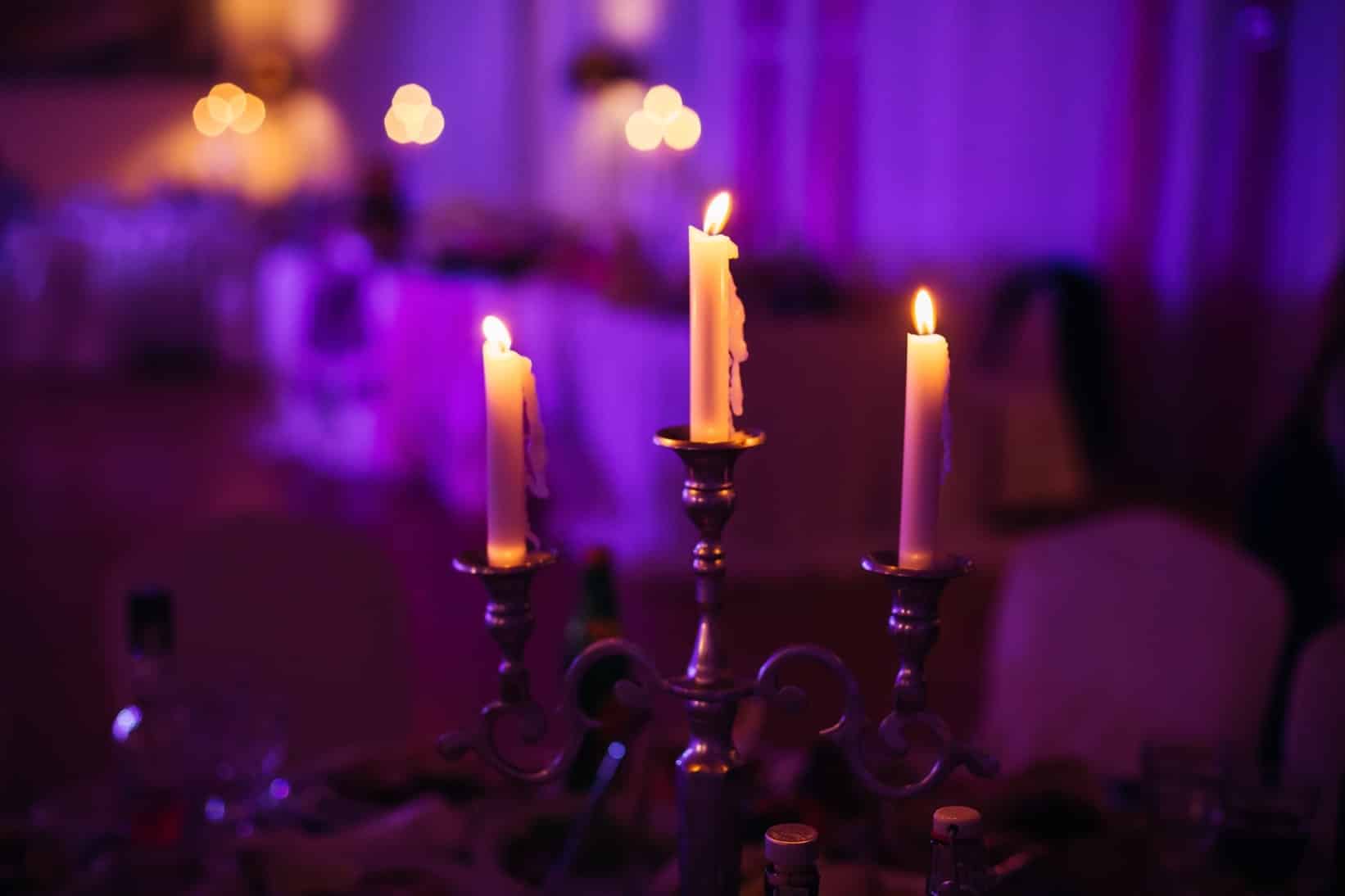 Kerzenleuchter Kerzenleuchter in lila beleuchteten Raum