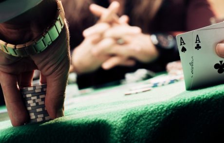 Kartenspieler am Spieltisch mit Jetons und Karten und Whisky