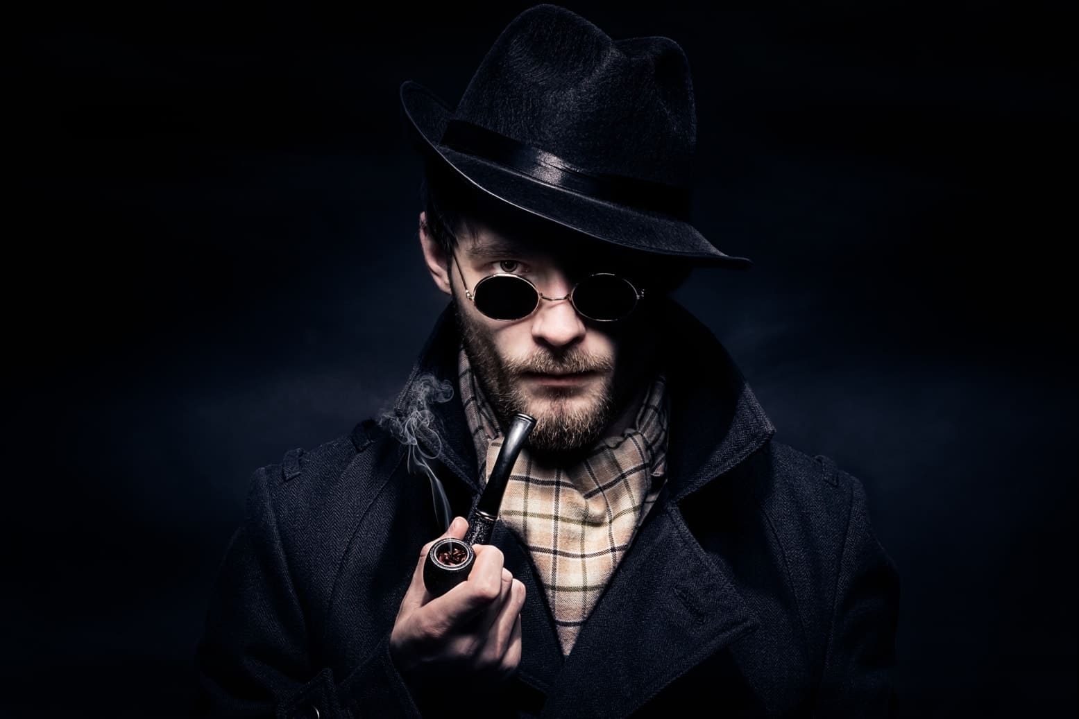 Mann im Sherlock-Holmes-Kostüm Mann im Sherlock Holmes Kostüm