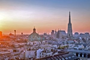 Blick auf die Dächer von Wien bei Sonnenuntergang