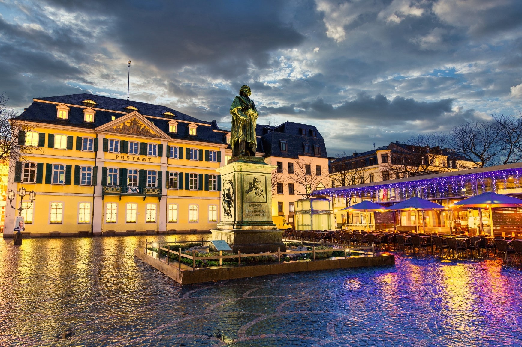 Bonn abends Beethovenstatue am Münsterplatz in Bonn am Abend
