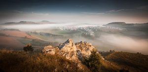 Rollenbergfelsen, Nebellandschaft - Geopark Ries