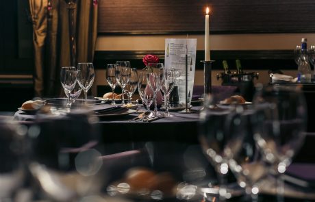 restaurant-min eingedeckter Restauranttisch mit Kerzenlicht