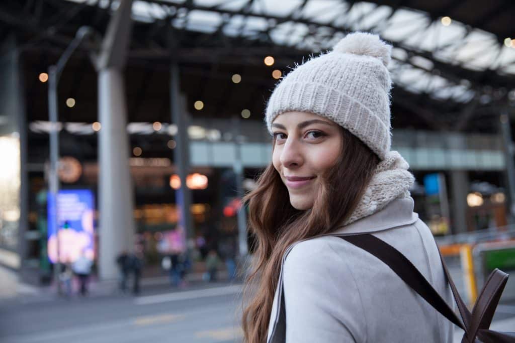 Junge Frau auf dem Weg zum Bahnhof Junge Frau auf dem Weg zum Bahnhof