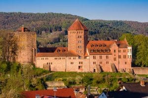 Burg Rieneck über dem Sinntal im Spessart, Bayern - Rhön-Sinntal-Radweg