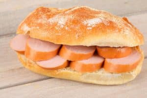 Fleischwurst mit Brötchen
