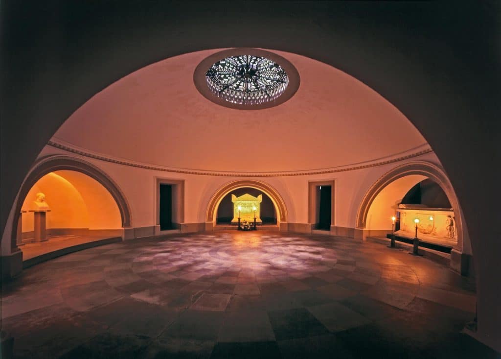 Grabkapelle auf dem Württemberg, königliche Gruft