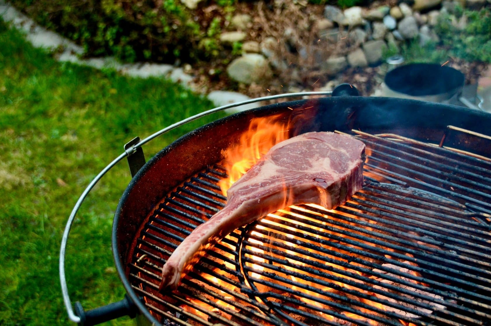 Tomahawk-Steak auf dem Holzkohlengrill Tomahawk Steak auf dem Holzkohlengrill