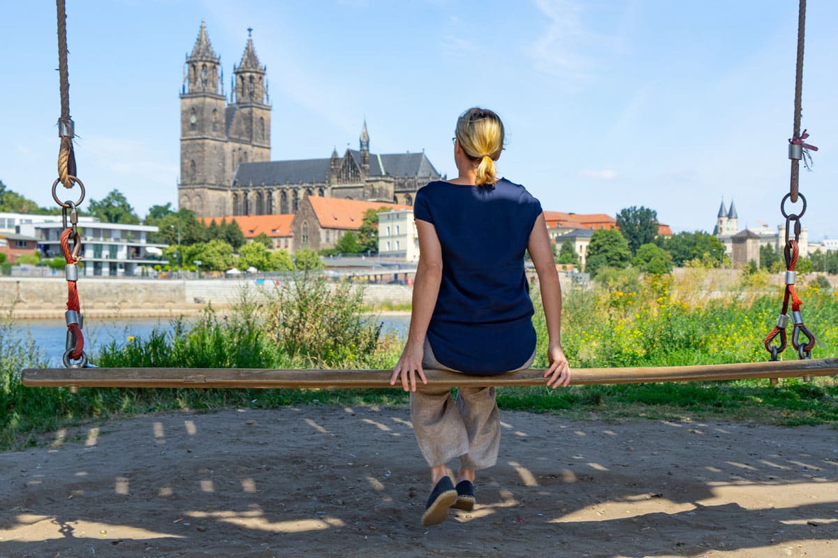Die Silhouette des Magdeburger Doms - ein schaukelndes Selfie