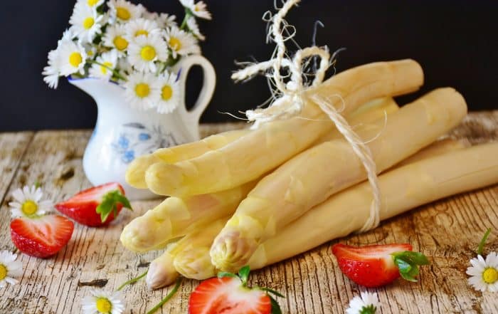 Spargel mit Erdbeeren