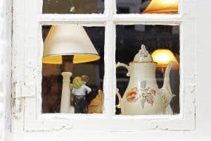 Altes Fenster mit Kaffeekanne