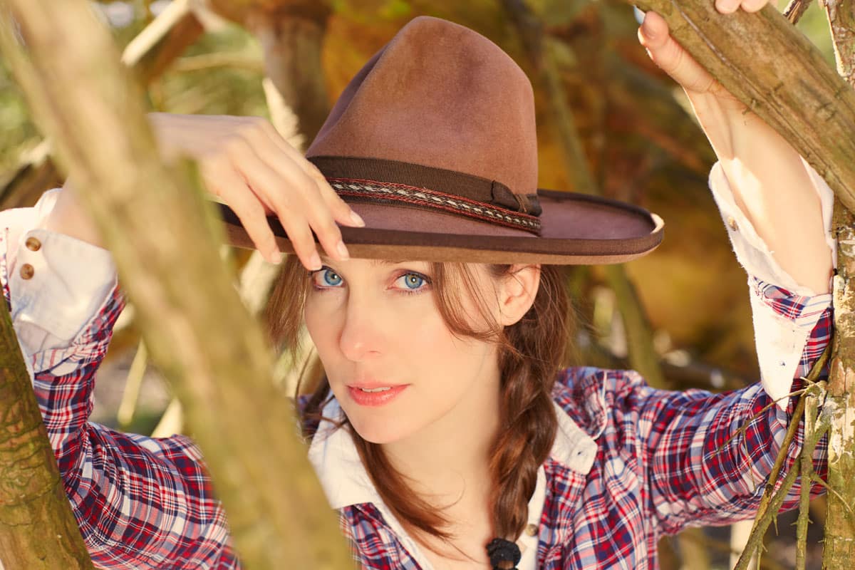 Frau mit Cowboyhut