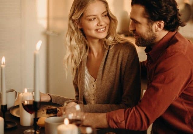 Paar beim Candlelight-Dinner - Romantische Unternehmungen