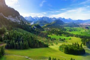 Landschaft im Ostallgäu mit Schloss Neuschwanstein