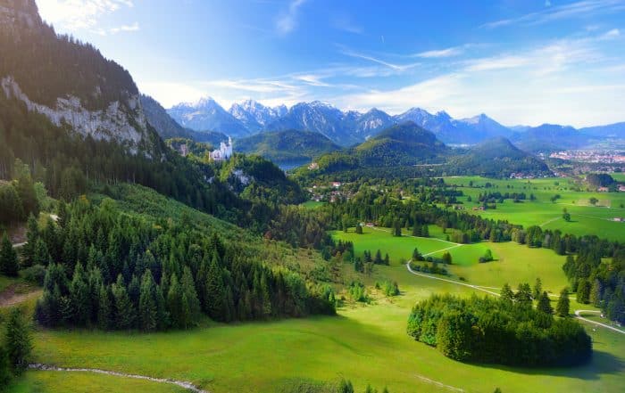 Landschaft im Ostallgäu mit Schloss Neuschwanstein