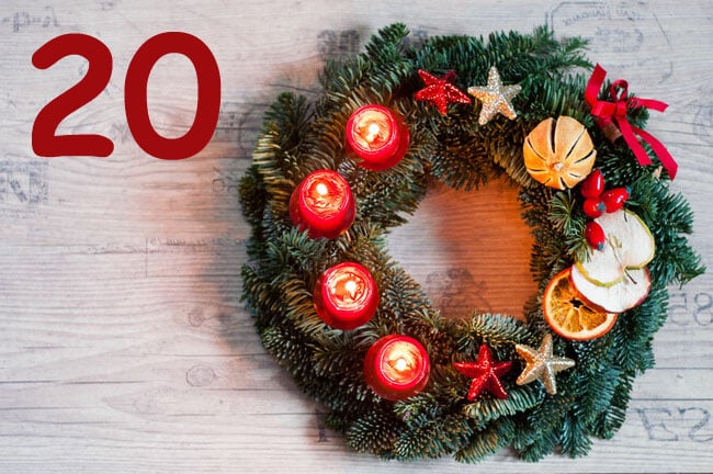 Türchen_20 Adventskranz mit 4 brennenden Kerzen