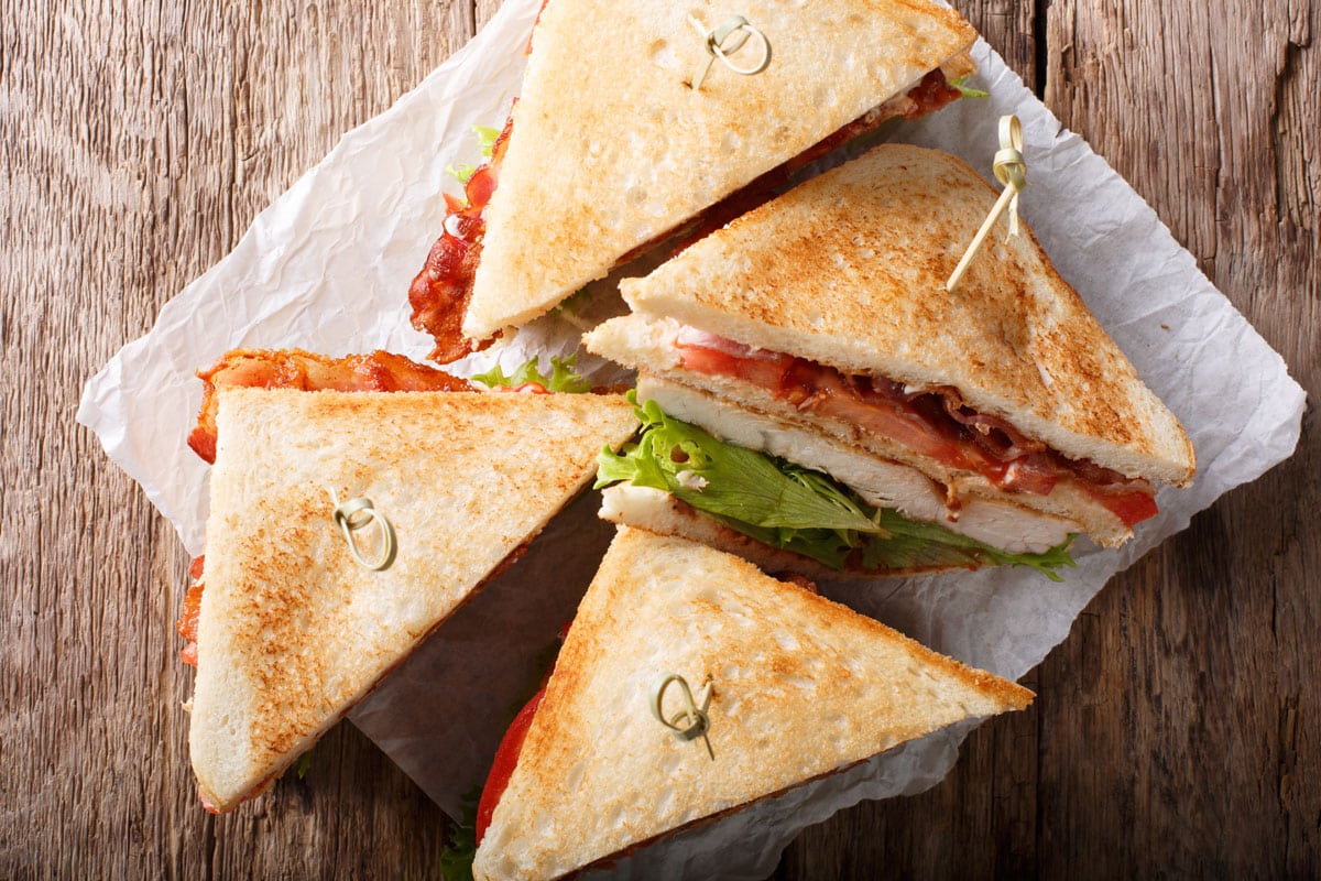Club Sandwich mit Pute, Speck und Ei