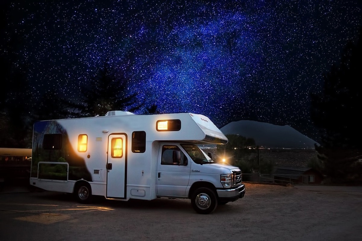 Wohnmobil unterm Sternenhimmel