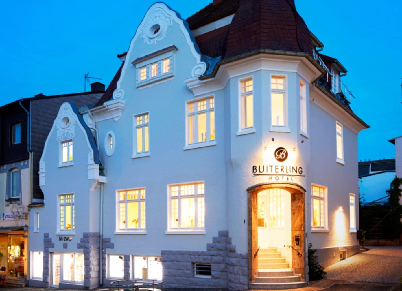Buiterling Hotel Außenansicht abends