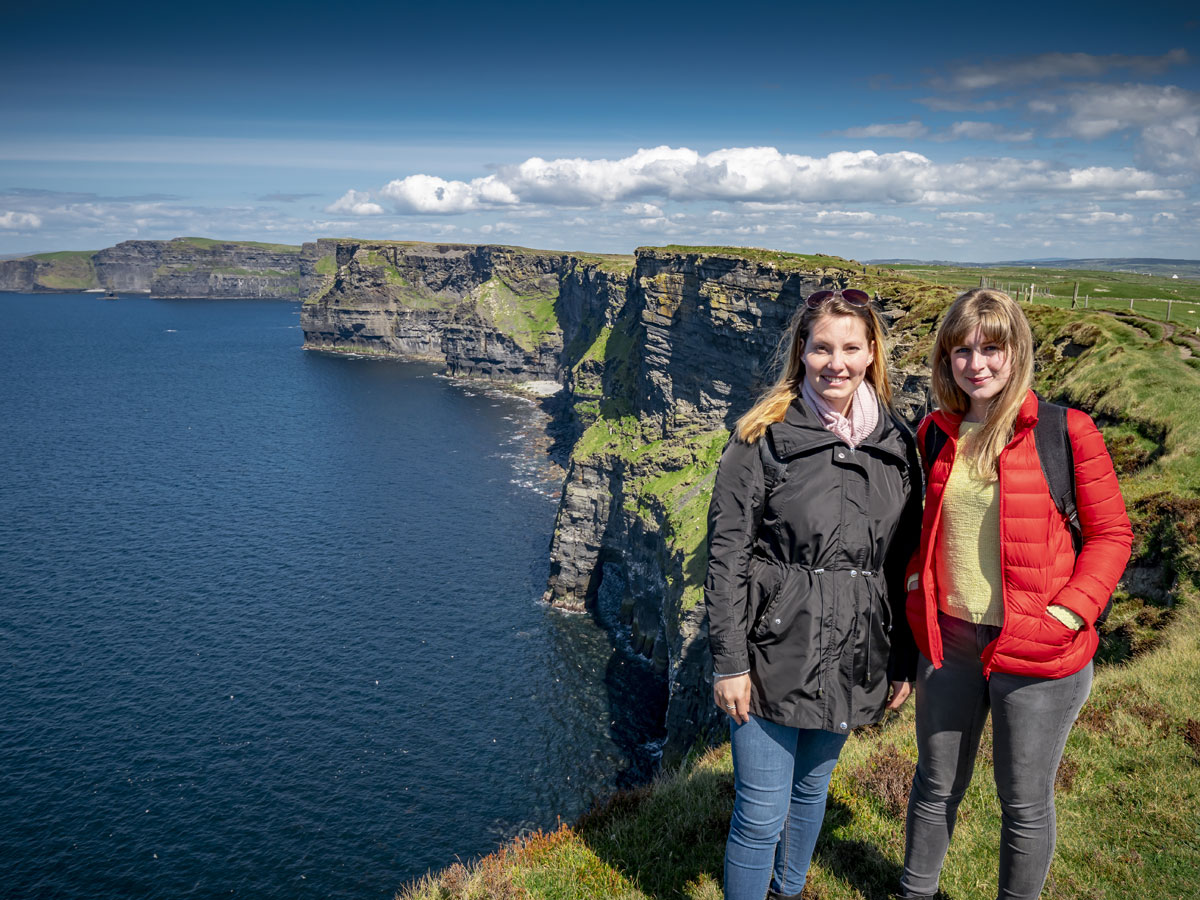 Frauen-Cliffs-of-Moher