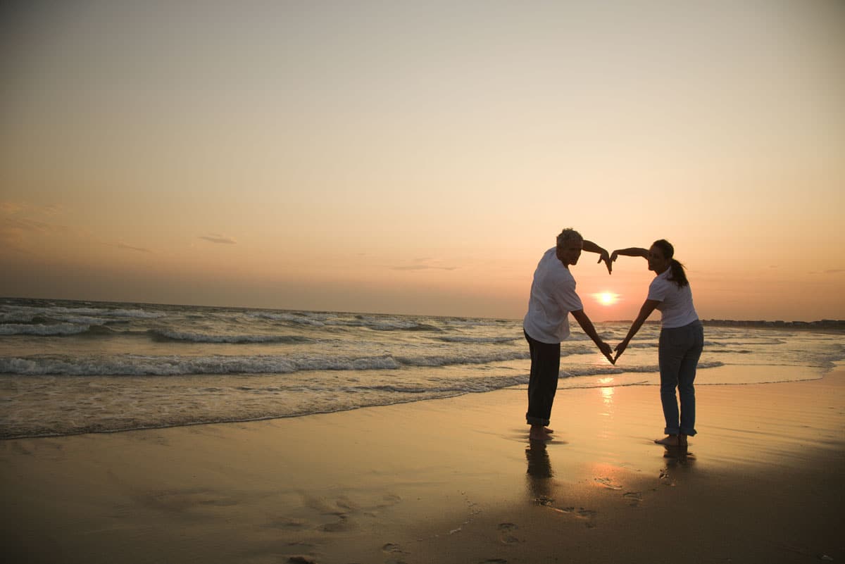 Paar-Sonnenuntergang-Strand