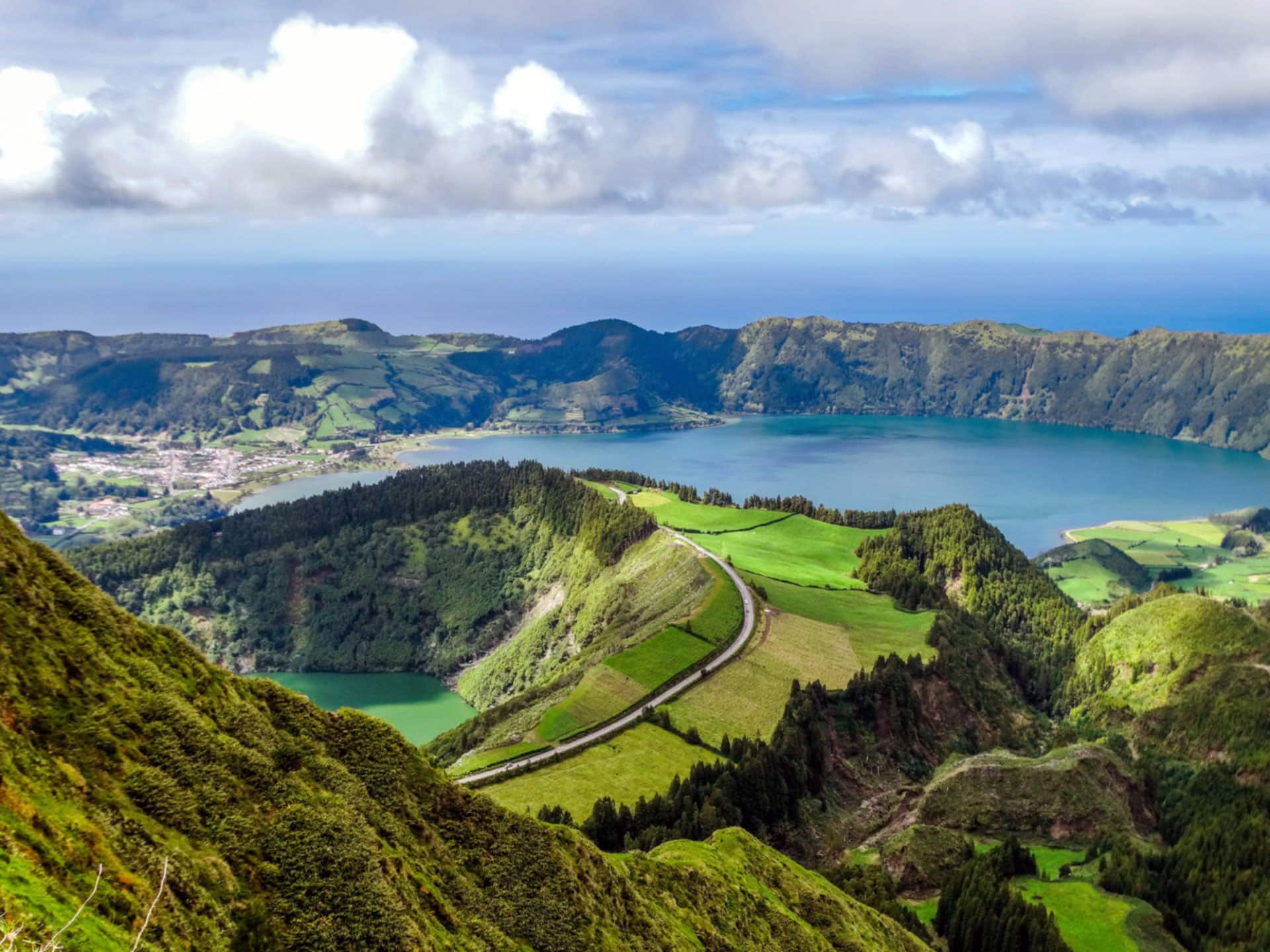 Naturlandschaft Azoren Vulkankratersee auf den Azoren