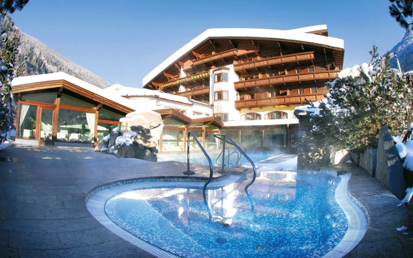 SPA-HOTEL Jagdhof Pool im Winter SPA-HOTEL Jagdhof, in Neustift,Tirol im Winter - Au0enansicht mit Pool