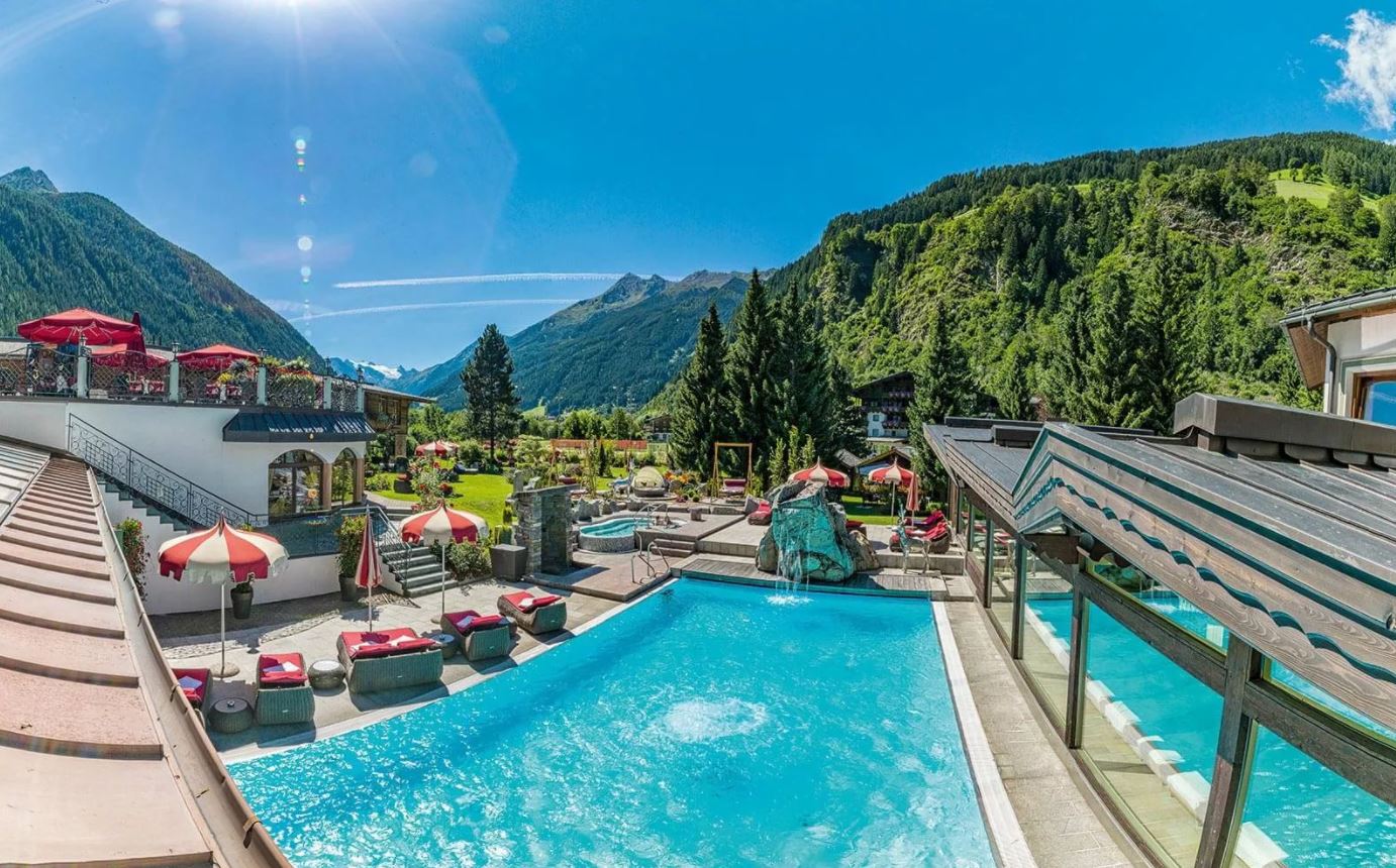 Sommerpanorama Spa-Hotel-Jagdhof Außenpool-Panorma im Spa-Hotel Jagdhof in Neustift in Tirol
