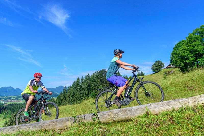 Topplan-Shooting Mit dem E-Bike spielend bergauf