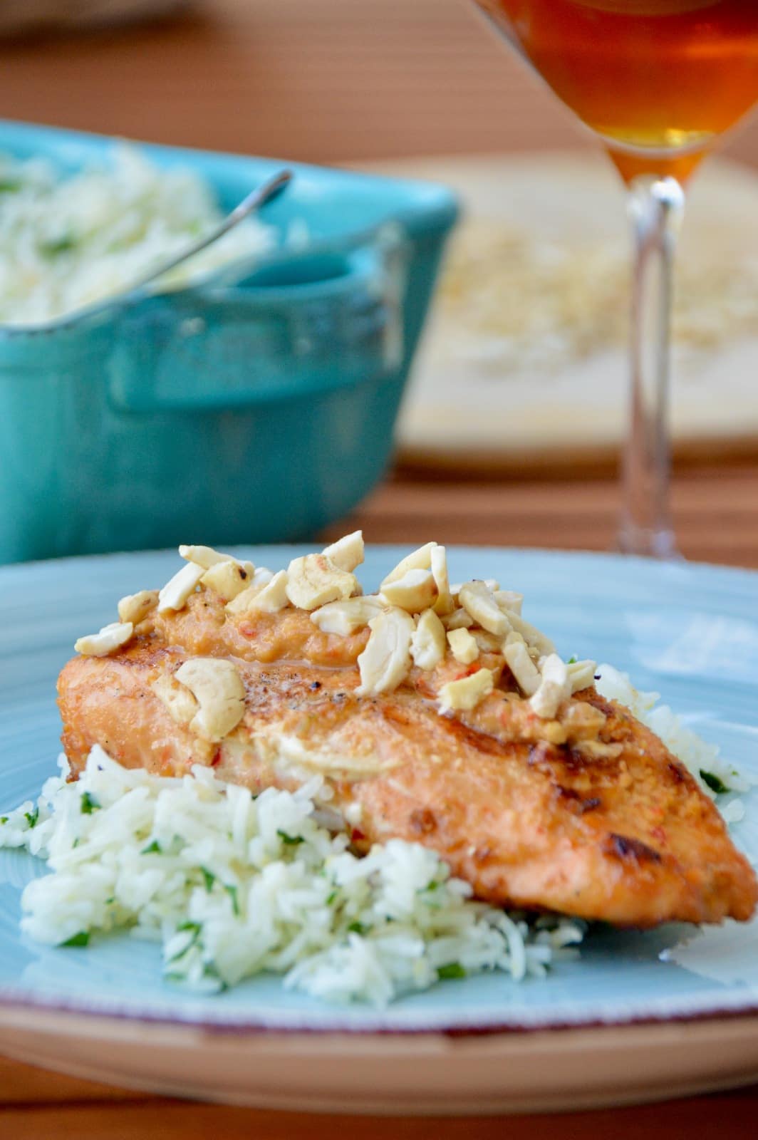 Lach-angerichtet-varta-0522-11 Lachs mit Zitronenreis angerichtet auf türisfarbenen Tellern und Schüssel