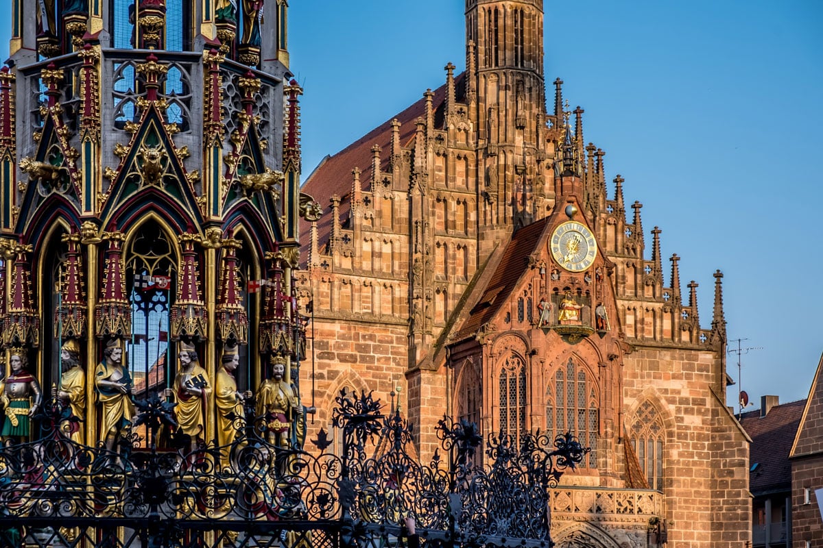 Nuernberg-Kirche-Brunnen