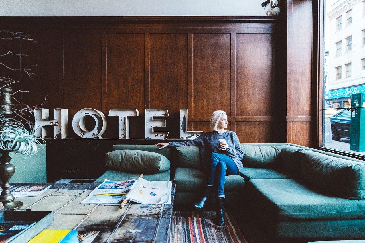 people-2593251_1280 Frau in Hotellobby schaut aus dem Fenster - Onlinemarketing