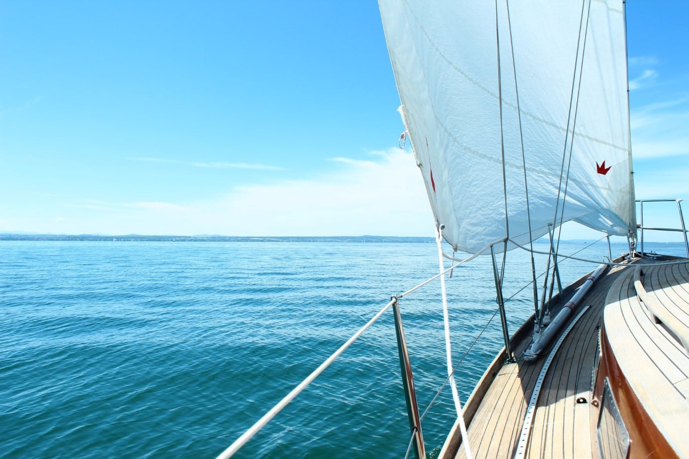 segeln Auf dem Segelboot über blaues Gewässer