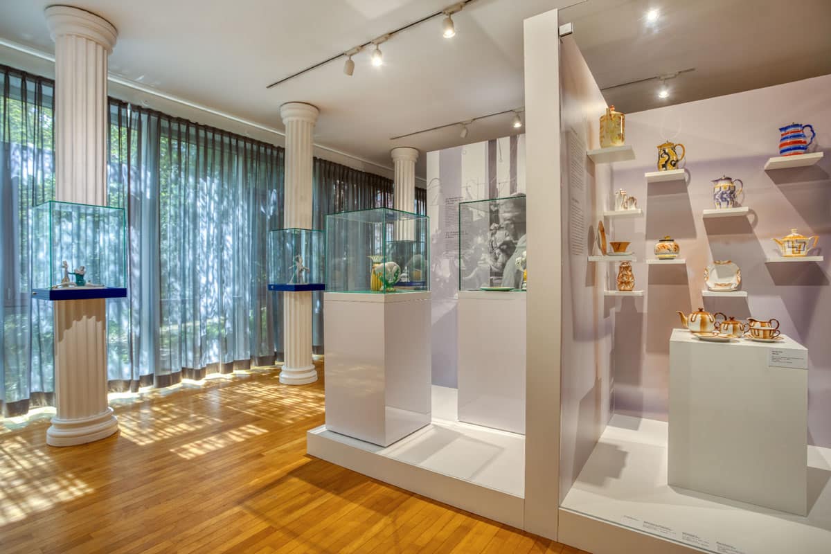 Porzellan der 1920er-Jahre: Blick in die Ausstellung im Porzellanikon Hohenberg a. d. Eger