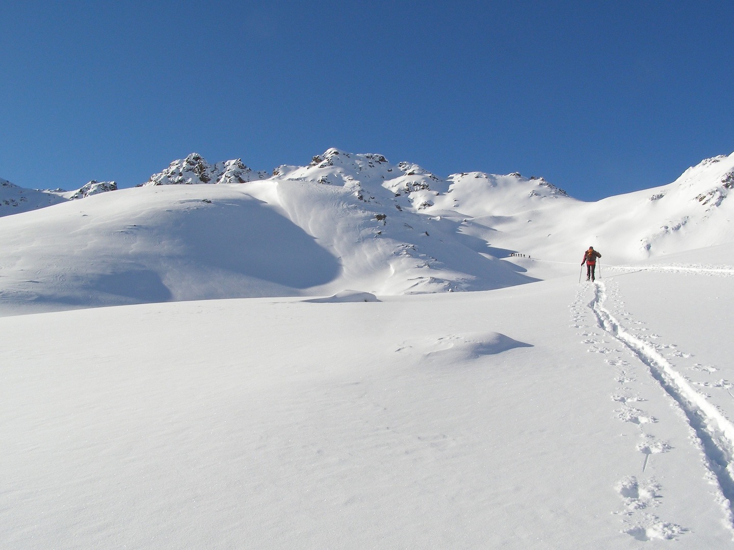 Wintersport in Südtirol © markusliebe CCO Public Domain einsamer Skilangläufer in verschneiter Gipfellandschaft
