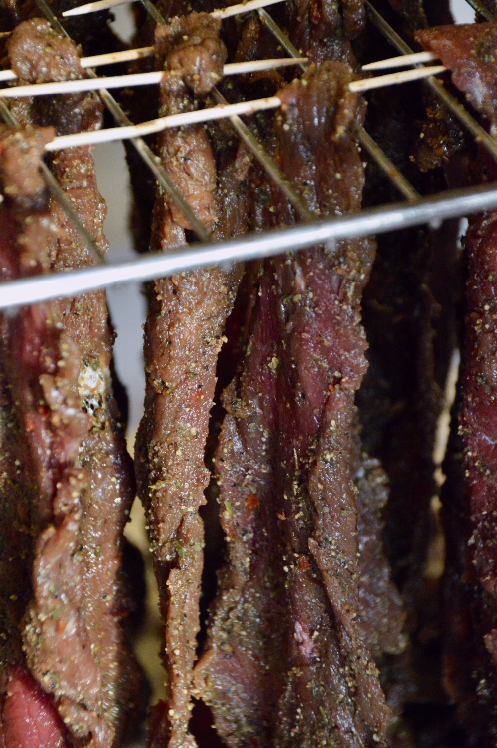 Varta Beef jerky 5 Rindfleischstreifen zum Trocknen für Beef Jerky aufgehängt