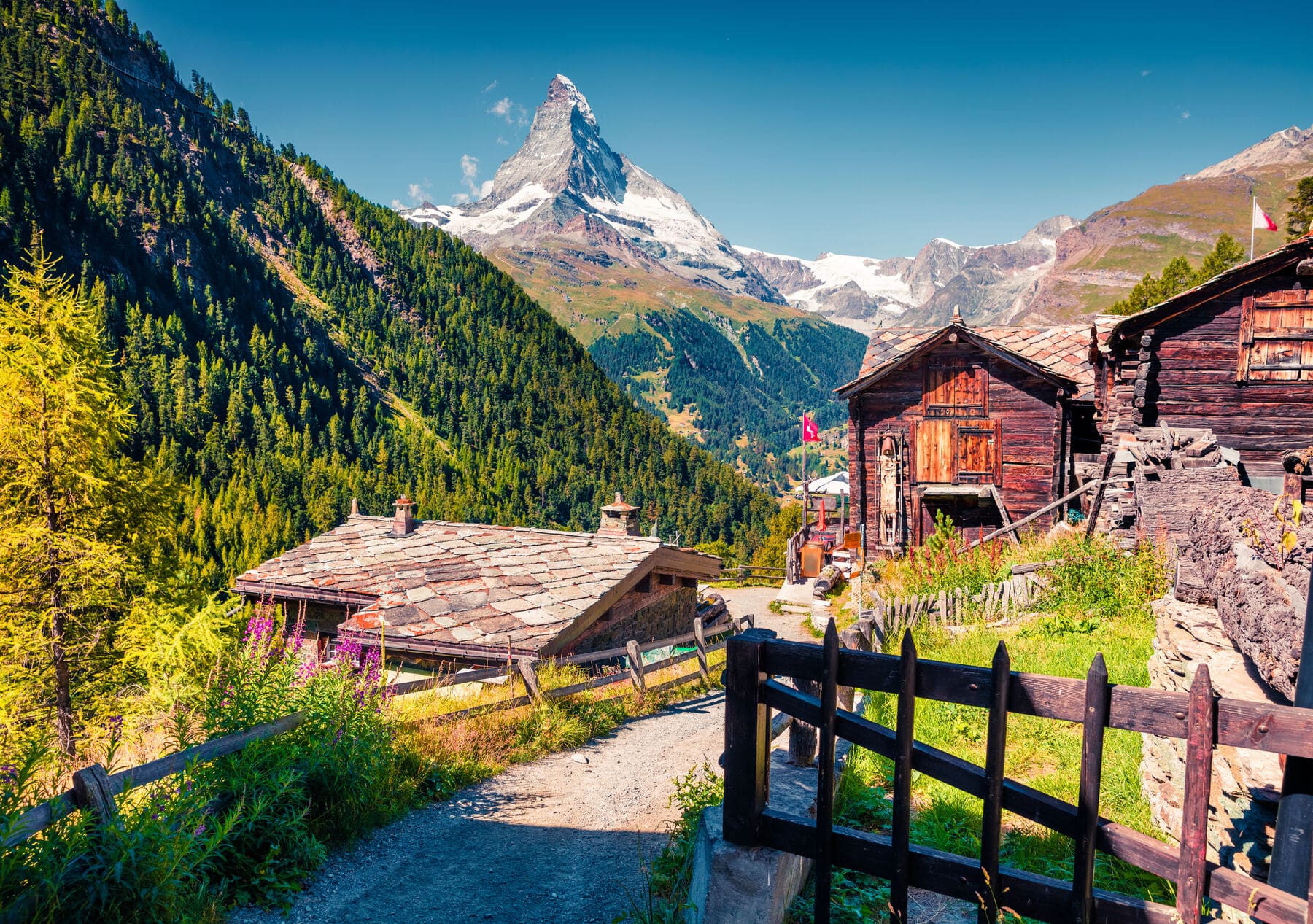 Sommer in Zermatt Dorf mit Blick auf das Matterhorn