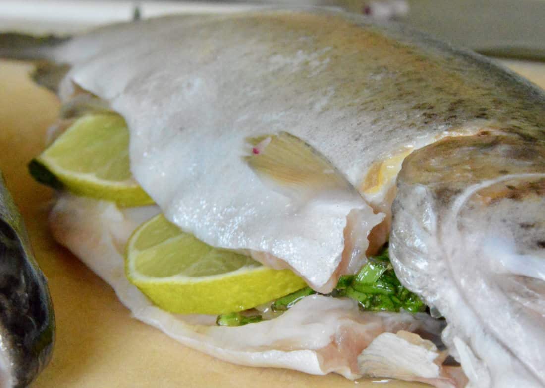Zubereitung der Forellen frische Forelle mit Limettenscheiben und Ruccola-Füllung
