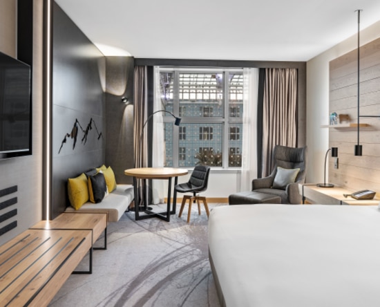 king_guest_room_2_hr Zimmer im Mountain Hub by Hilton Munich Airport
