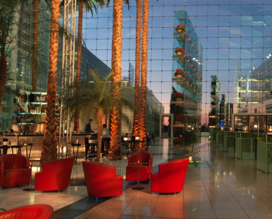 muctm_Atrium-Hall1 Atriumhalle mit Lobbybar im Mountain Hub by Hilton Munich