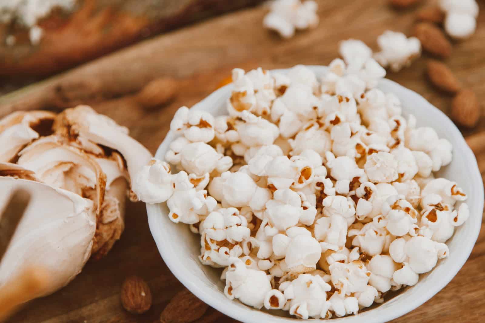 popcorn_pexels-roman-odintsov-6422042