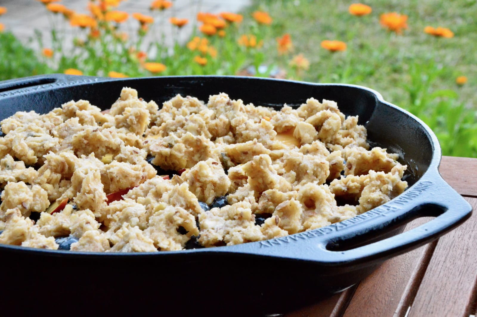 Cobbler fertig zum backen Cobbler Grill Dessert mit Crumbles fertig für den Backofen