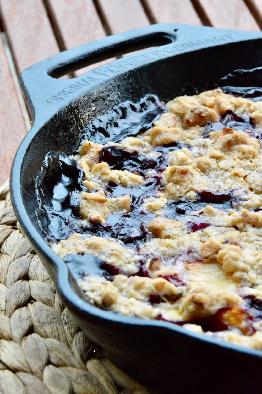 Cobbler sfertig zum servieren Cobbler Grilldessert mit Heidelbeeren und Crumbles fertig gebacken