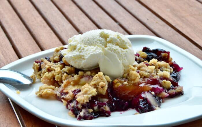 Cobbler Grill Dessert mit Vanilleeis auf einem Teller