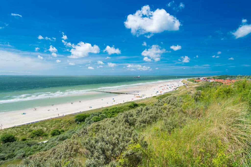 zeeland Strand und Dünen in Zeeland im Sommer