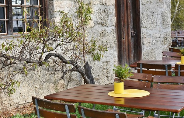 Hofterrasse Gartentische in Restauranthofterrasse
