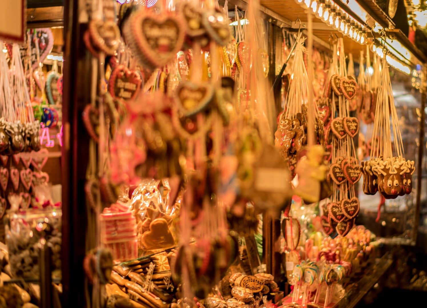 Weihnachstmarkt Lebkuchenherzen an Marktstand