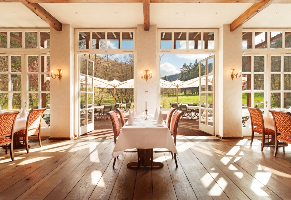 Gutshof Itterbach Restaurant mit Blick auf die Terrasse