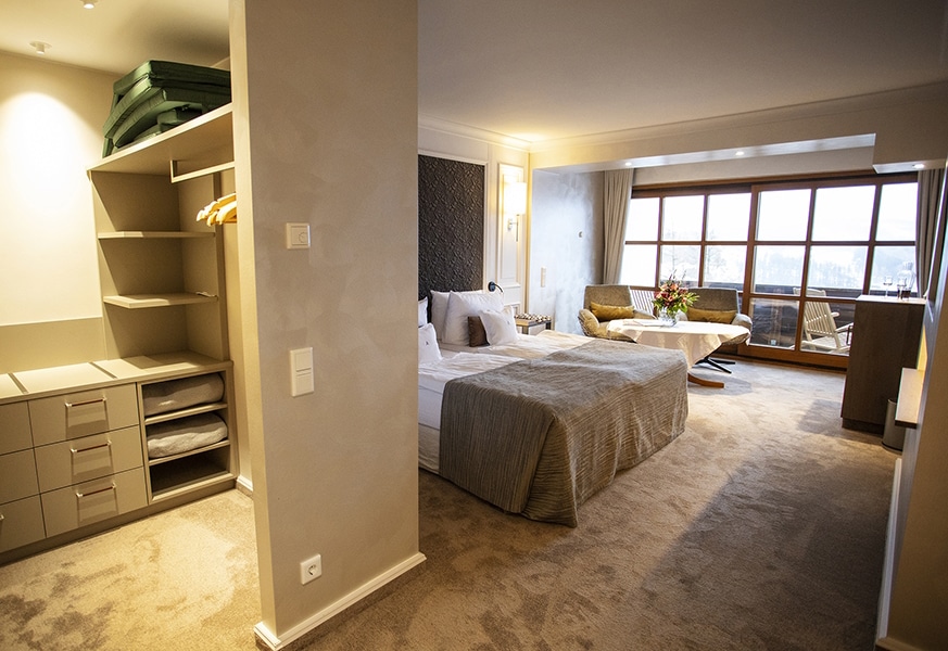 Zimmerbild mit Balkon im Waldhaus Ohlenbach